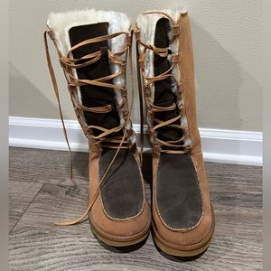 Size 9 Ugg calf lace-up boots